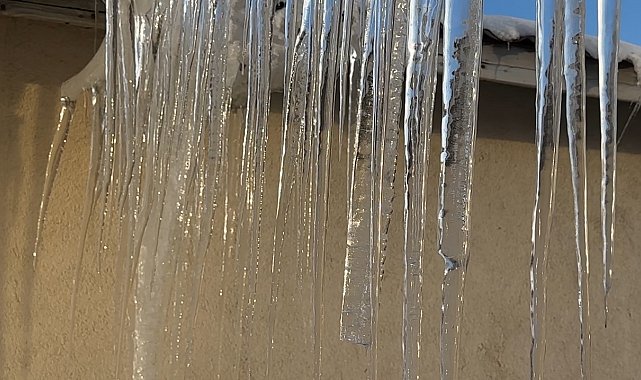 Yüksekova'da dondurucu soğuklar: Buz sarkıtları 3 metreyi aştı