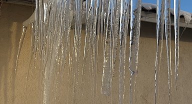 Yüksekova'da dondurucu soğuklar: Buz sarkıtları 3 metreyi aştı