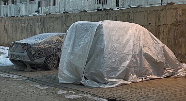 Yüksekova'da dondurucu soğuklar: Vatandaşlar araçlarını battaniye ve brandalarla koruyor