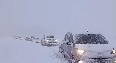 Yüksekova'da kar esareti: Tipi yolları kapattı, onlarca araç mahsur kaldı