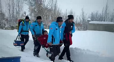 Yüksekova'da kar esaretinde zamanla yarış: 76 yaşındaki KOAH hastası için seferber oldular