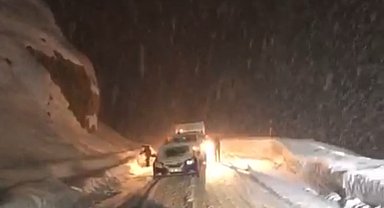 Yüksekova'da kar ve tipi ulaşımı aksattı: Fırtınaya rağmen namazını kıldı