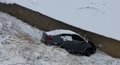 Yüksekova'da kar yağışı ve buzlanma kazaları beraberinde getirdi