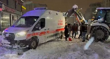 Yüksekova'da kara saplanan ambulansın imdadına karla mücadele ekipleri yetişti