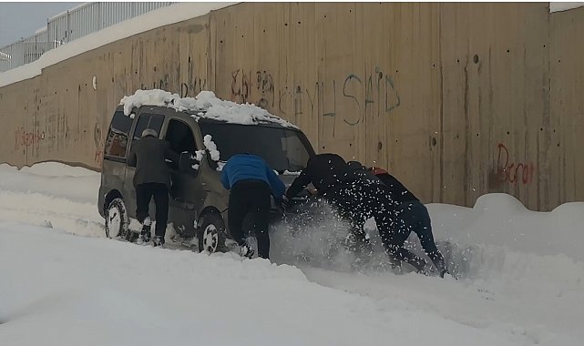 Yüksekova'da kara saplanan araç vatandaşlarca kurtarıldı