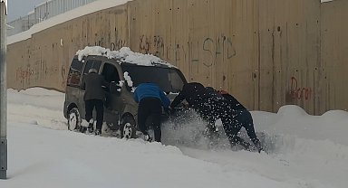 Yüksekova'da kara saplanan araç vatandaşlarca kurtarıldı