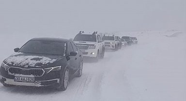 Yüksekova'da tipi ve fırtına nedeniyle 50 araç mahsur kaldı