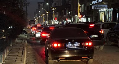 Yüksekova'da trafik çileye döndü