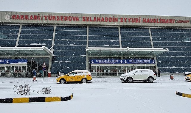 Yüksekova'da yoğun kar yağışı uçak seferlerini durdurdu