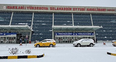 Yüksekova'da yoğun kar yağışı uçak seferlerini durdurdu