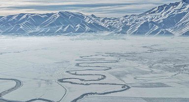 Yüksekova'nın kar altındaki menderesleri hayran bırakıyor