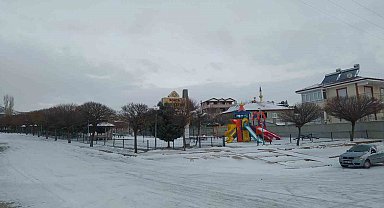 Yunak'ta mevsimin ilk karı yağdı