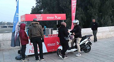 Yüreğir Belediyesi'nden vatandaşa sıcak çorba ikramı