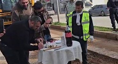 Yürek ısıtan görüntü; gece gündüz mesai yapan belediye personeline pasta kesip, mum üflettiler