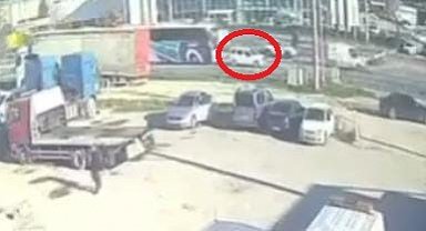 Yürekler ağza geldi, yolcu otobüsü otomobili metrelerce savurdu