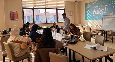 Yurttaki kız öğrenciler bağlama çalmayı öğreniyor