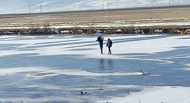 Yüzeyi tamamen donan nehir üzerinde yürüyüş heyecanı
