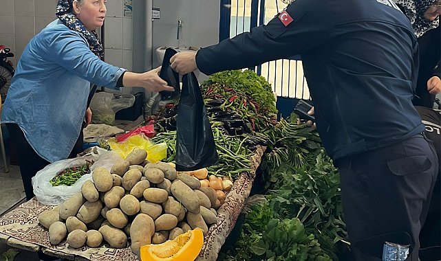Zabıta ekiplerinden pazarcı esnafına çöp poşeti desteği