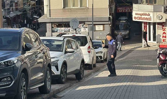 Zabıtadan kaldırım işgali yapan sürücülere ceza