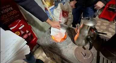 Zara'da ihtiyaç sahiplerinin veresiye borcu kapatıldı, defter sobada yakıldı