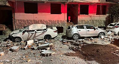 Zeytinburnu'nda binanın çatısından kopan parçalar araçları hurdaya çevirdi