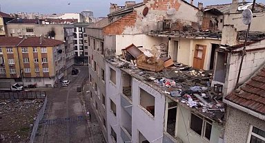 Zeytinburnu'nda çatısı çöken bina havadan görüntülendi