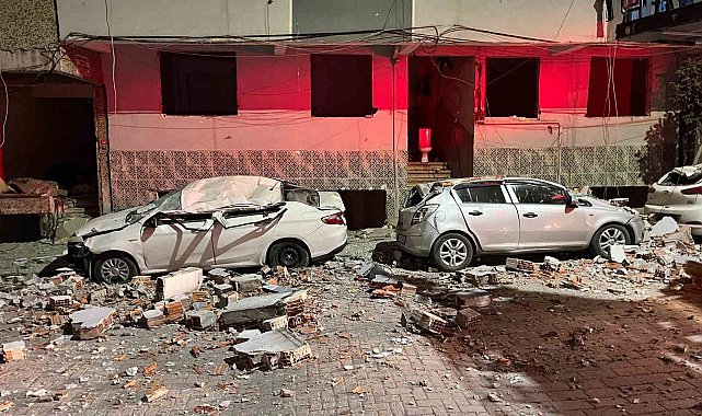 Zeytinburnu'nda kentsel dönüşümdeki binadan düşen parçalar, 3 otomobili hurdaya çevirdi