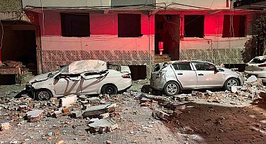 Zeytinburnu'nda kentsel dönüşümdeki binadan düşen parçalar, 3 otomobili hurdaya çevirdi