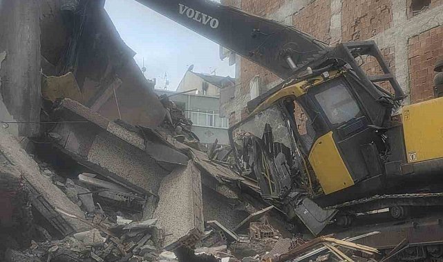 Zeytinburnu'nda yıkım sırasında beton parçaları iş makinesinin üzerine düştü: Operatör yaralandı