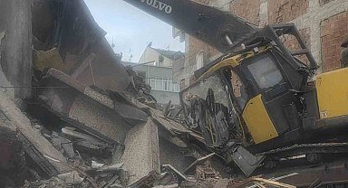 Zeytinburnu'nda yıkım sırasında beton parçaları iş makinesinin üzerine düştü: Operatör yaralandı