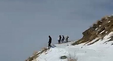 Zirveye şefkat tırmanışı: Yüksekova'da dağ keçileri için metrelerce karı aştılar