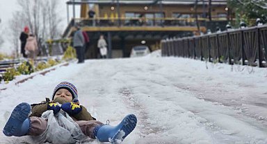 Zonguldak'ta çocuklar karda kayarak eğlendi