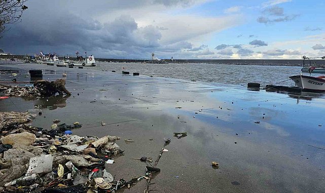 Zonguldak'ta dev dalgalar nedeniyle Kozlu Limanı su altında kaldı