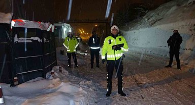 Zorlu kış şartlarına rağmen Tunceli'de yılbaşı güvenliği emniyete emanet