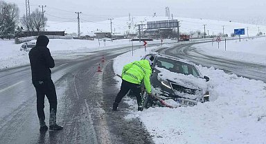 Zorlu kış şartlarında polislerden örnek müdahale