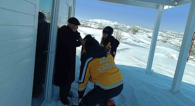 1 kilometrelik yolu yürüyerek hastaya ulaştılar