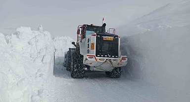 1 metreyi aşan karda yol açma mücadelesi