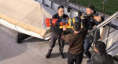 11 yaşındaki çocuk müze gemisinin merdivenlerinden çıkarken yaralandı