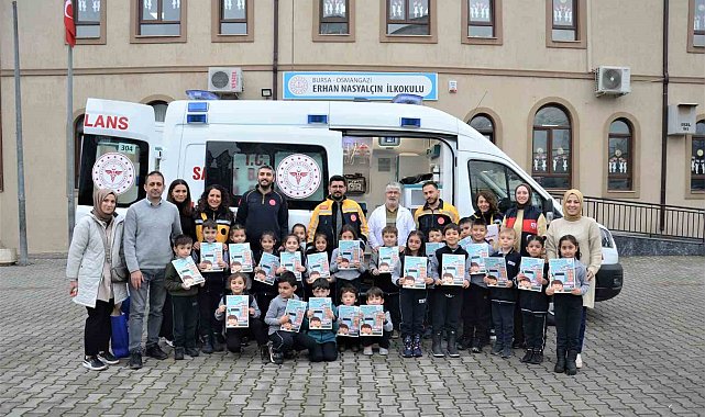 112'den minik Yağmur ve arkadaşlarına karne hediyesi