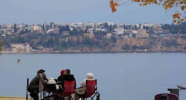 14 ilde 'sarı kod' uyarısı verilirken, Antalya'da bahar havası yaşandı