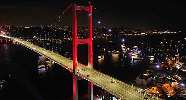 15 Temmuz Şehitler Köprüsü'nde yılbaşı coşkusu havadan görüntülendi