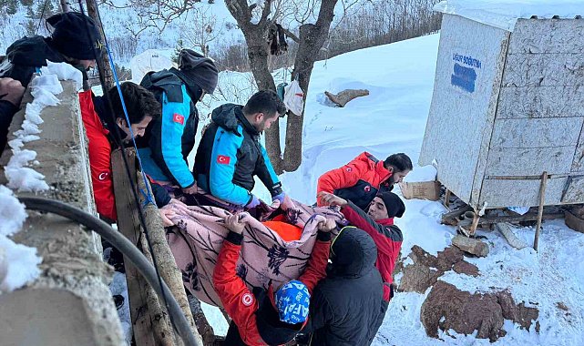 18 saatlik zorlu operasyonla mahsur kalan hasta kurtarıldı