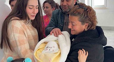 'Geçici Koruyucu Aile' modelinin 100'üncü bebeği Ege Berk, Samsun'da koruyucu ailesiyle buluştu