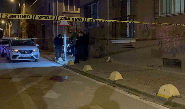 'Kız' kavgası kanlı bitti: 4 yerinden bıçaklanan genç ağır yaralandı