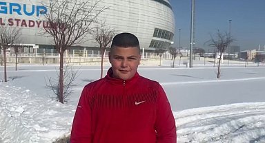 'Sıcak sevmiyorum' dedi, Sibirya soğuklarında karda yuvarlandı