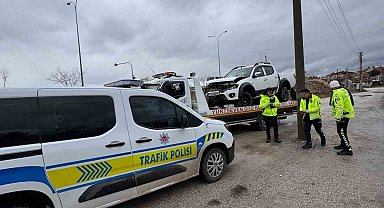 5 metrelik refüjden aşağı uçan araçta 3 kişi yaralandı