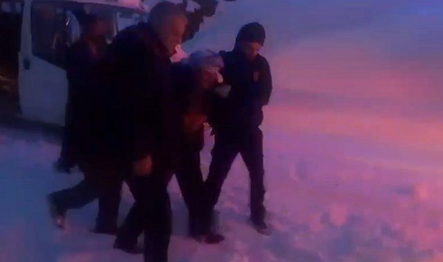 60 yaşındaki hasta 5 saat süren çalışmanın ardından hastaneye ulaştırıldı