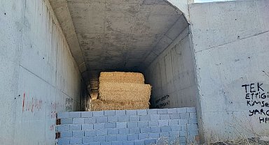 7 yıldır bitmeyen yolun köprü ayakları samanlığa döndü
