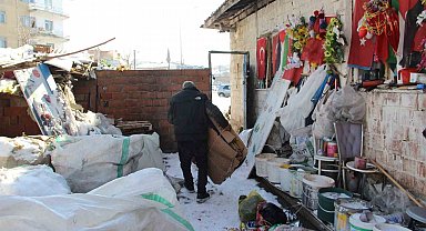 79 yaşındaki adamın bayrak hassasiyeti: Atık toplarken bulduğu bayrakları evinin duvarına asıyor