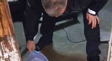 79 yaşındaki adamın evini su bastı, yardımına polis yetişti